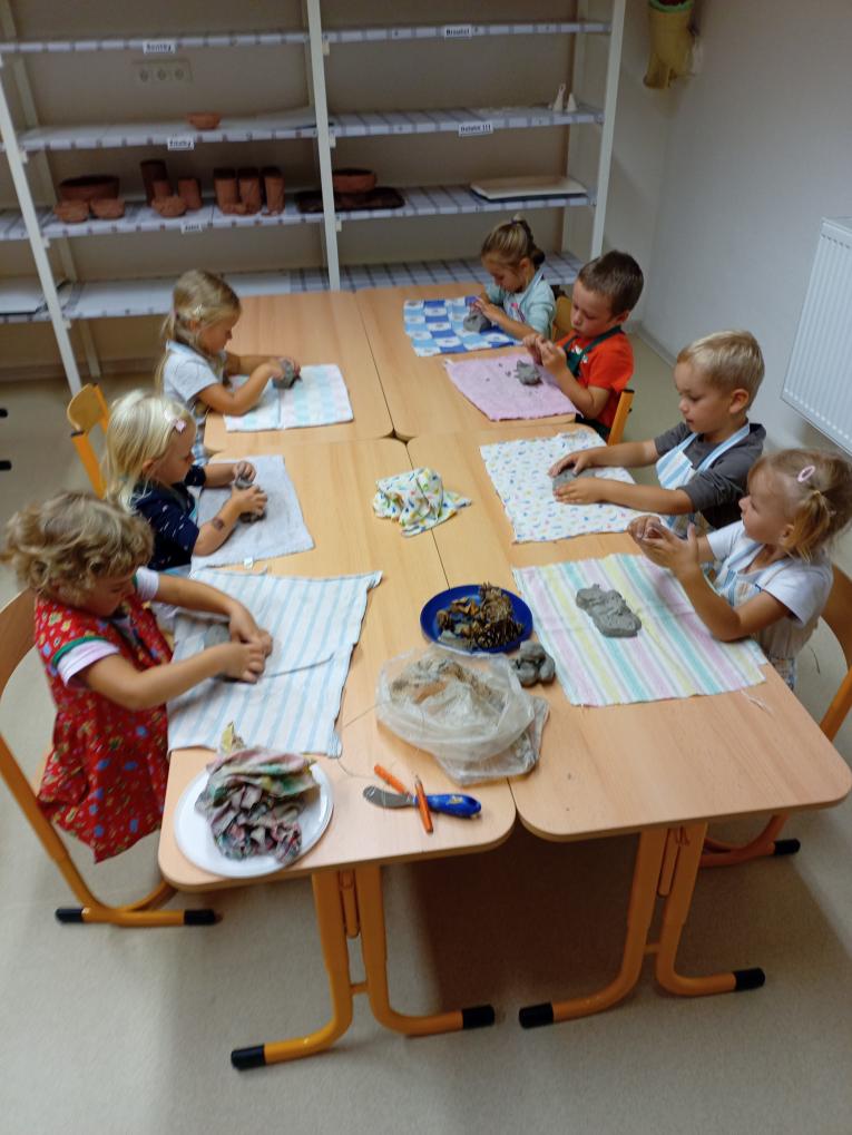 podzim-u-alek-ofici-ln-str-nky-m-tel